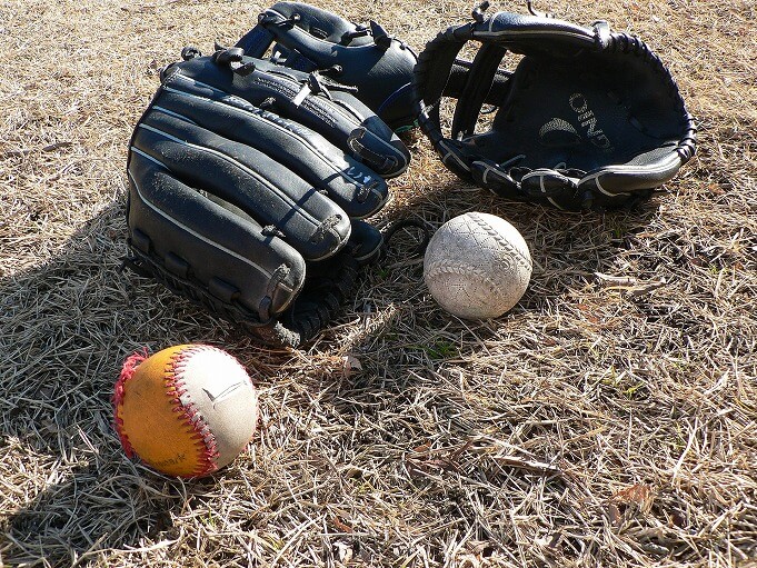 野球（繰り返しボールを投げるスポーツ）